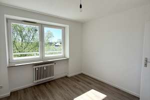 Lichtdurchflutete 2-Zimmer-Wohnung mit großem Südost-Balkon & freiem Blick – Wasserburger Landstraße 211, 81827 Waldtrudering, München – Vorschaubild 2