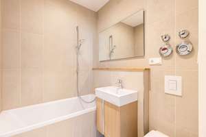 City-Traum mit Südbalkon, großen Räumen und Ausblick zum Verlieben! – Die vollständige Adresse der Immobilie erhältst du vom Anbieter., 10243 Friedrichshain, Berlin – Vorschaubild 11
