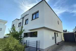 Modernes Einfamilienhaus mit hochwertiger Ausstattung, Wohnkeller und Garage  in attraktiver Lage