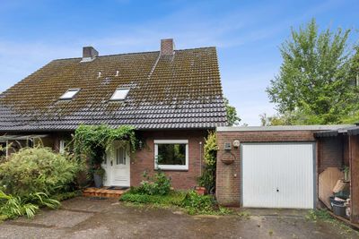 Gepflegte Rotstein-Doppelhaushälfte in Hanglage mit Vollkeller, Wintergarten, Garage in 24146 Kiel