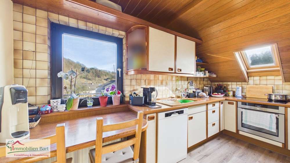 Immobilie in Mettlach - BETHINGEN: GEPFLEGTES WOHNHAUS MIT 2 WOHNUNGEN / 3 GARAGEN / 2 CARPORTSTELLPLÄTZE - Bild 2