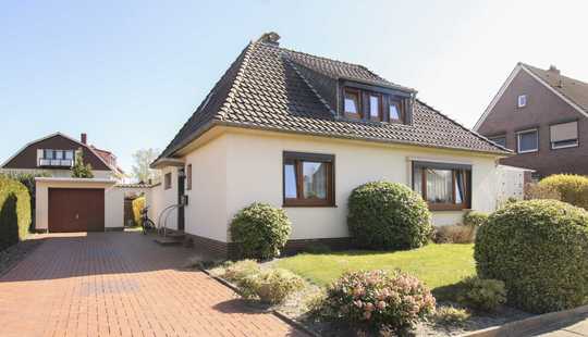 Bild von Eigenheim mit Garten, Garage und 3 Freistellplätzen in urbaner Lage