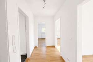 Frisch renovierte 3 Zimmer Dachgeschosswohnung mit neuer Einbauküche & Gartenmitnutzung