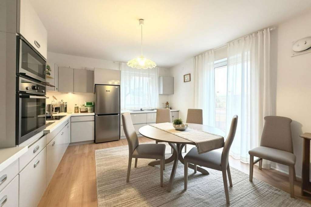 Immobilie in Burgheim - MFH mit 3 Einheiten, Außenwanddämmung, PV Technik & Grundstückspotenzial in Zentrallage Burgheims - Bild 1