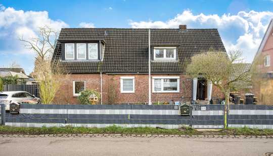 Bild von Solides Zweifamilienhaus mit großem Grundstück und Doppelgarage