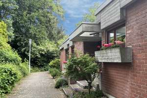 Architektenhaus mit Atriumgarten und Wohnen auf einer Ebene im Lindenhof