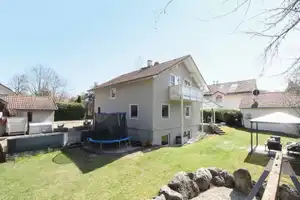 Richtig zuhause: Gepflegtes Einfamilienhaus mit Garten, einer Garage und 3 Freistellplätzen! – Starnberg (Kreis) – Vorschaubild 1
