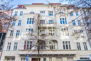 VIDEO: Altbaucharme nahe Ku´damm - Holzdielen, hohe Decken & Balkon – Berlin – Vorschaubild 1