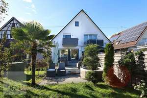 STILVOLLES EINFAMILIENHAUS
MIT EINLIEGERWOHNUNG UND GARTEN – Die vollständige Adresse der Immobilie erhältst du vom Anbieter., 72124 Pliezhausen – Vorschaubild 1