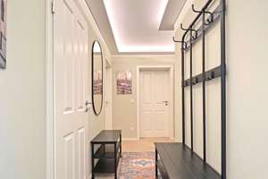 Renovierte 3-Zimmer-Wohnung mit Möblierung, zwei Loggien, Keller und TG-Stellplatz