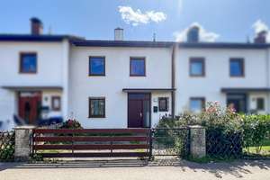 Familienglück mit Potenzial – Reihenmittelhaus mit kleinem Garten und Einzelgarage in Rosenheim – 83024 Westerndorf Sankt Peter, Rosenheim – Vorschaubild 1