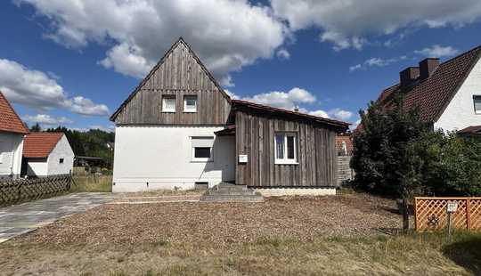 Bild von Einfamilienhaus mit großzügigem Wohnbereich, Einbauküche und Garten in ruhigem Wohngebiet