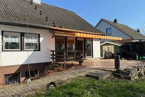 Wohnen mit Herz – Freistehendes Einfamilienhaus am Bach in Niederzier-Hambach – Die vollständige Adresse der Immobilie erhältst du vom Anbieter., 52382 Niederzier – Vorschaubild 2