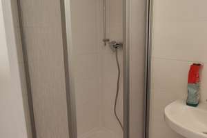 750 € - 60 m² - 2.5 Zi.Frisch modernisiert, neue Fenster, neue Elektroleitungen, neues Bad.Altbau