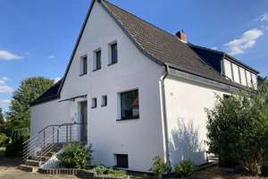 Doppelhaushälfte mit großem Garten und Garage