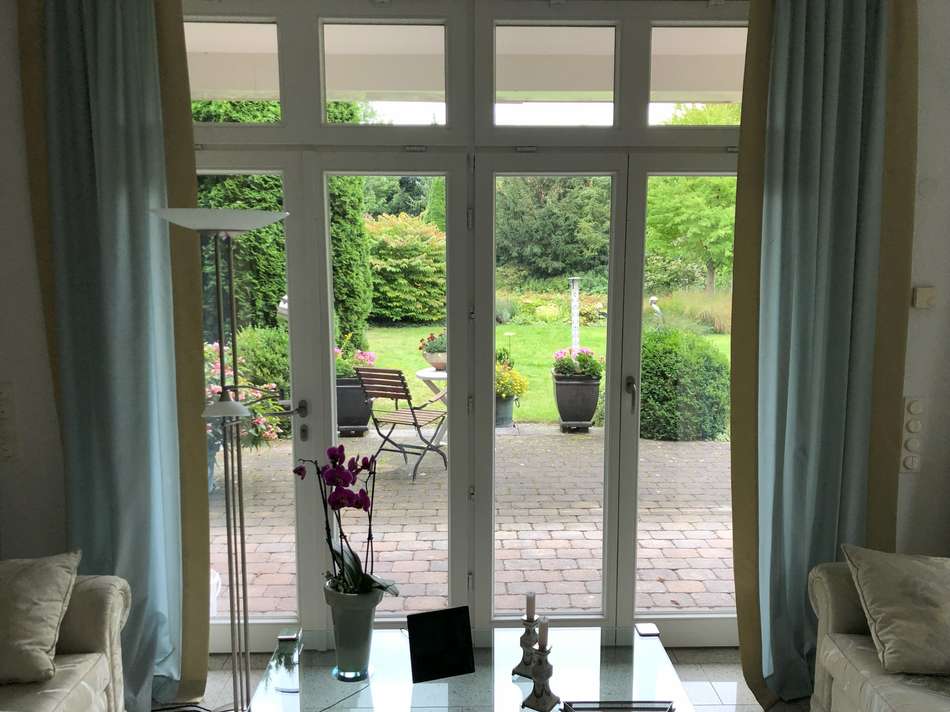 Wohnzimmer mit Blick in Garten