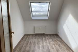 Schöne 2-Raum-Wohnung im Dachgeschoss mit Dusche