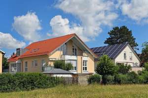 Provisionsfrei für Käufer! ***Komplette Dachetage mit riesiger Südterrasse in modernem Anwesen***