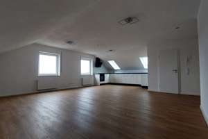 Neu renovierte Dachgeschoss - Wohnung mit Balkon - sofort frei