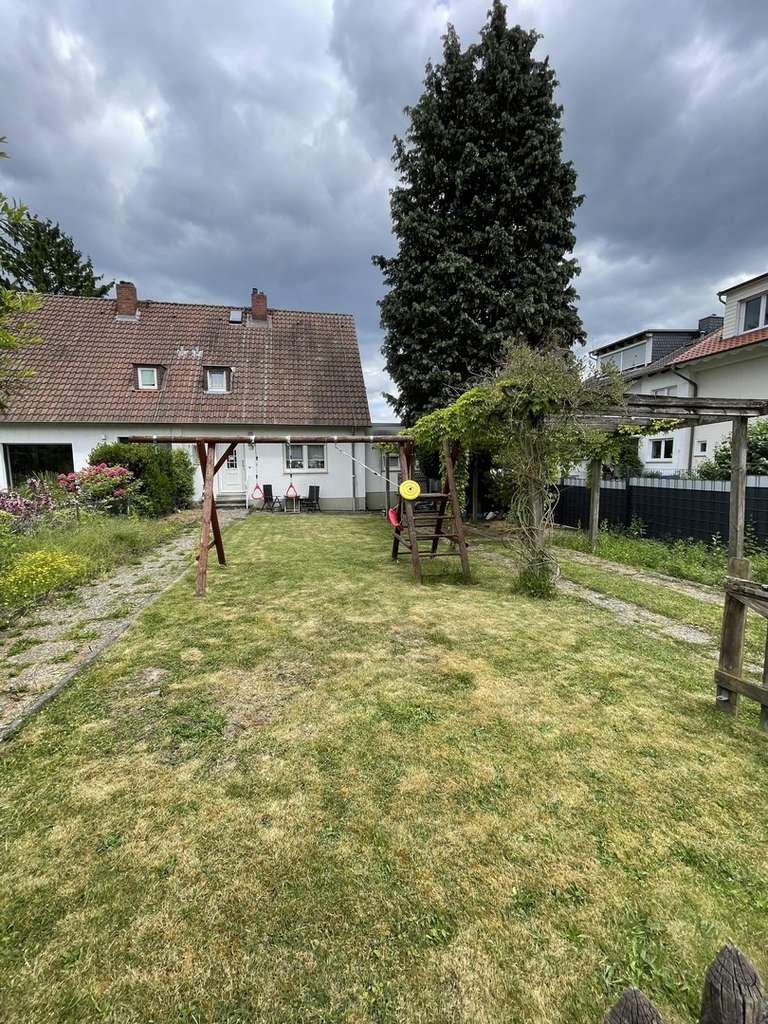 Doppelhaushälfte mit großem Grundstück und Potenzial in ruhiger Lage Bad Homburg (Gonzenheim)