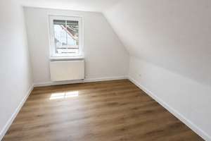 Modernisiertes Familienhaus mit neuer Einbauküche, Garten & 3 Garagen – Die vollständige Adresse der Immobilie erhältst du vom Anbieter., 97359 Schwarzach am Main – Vorschaubild 14
