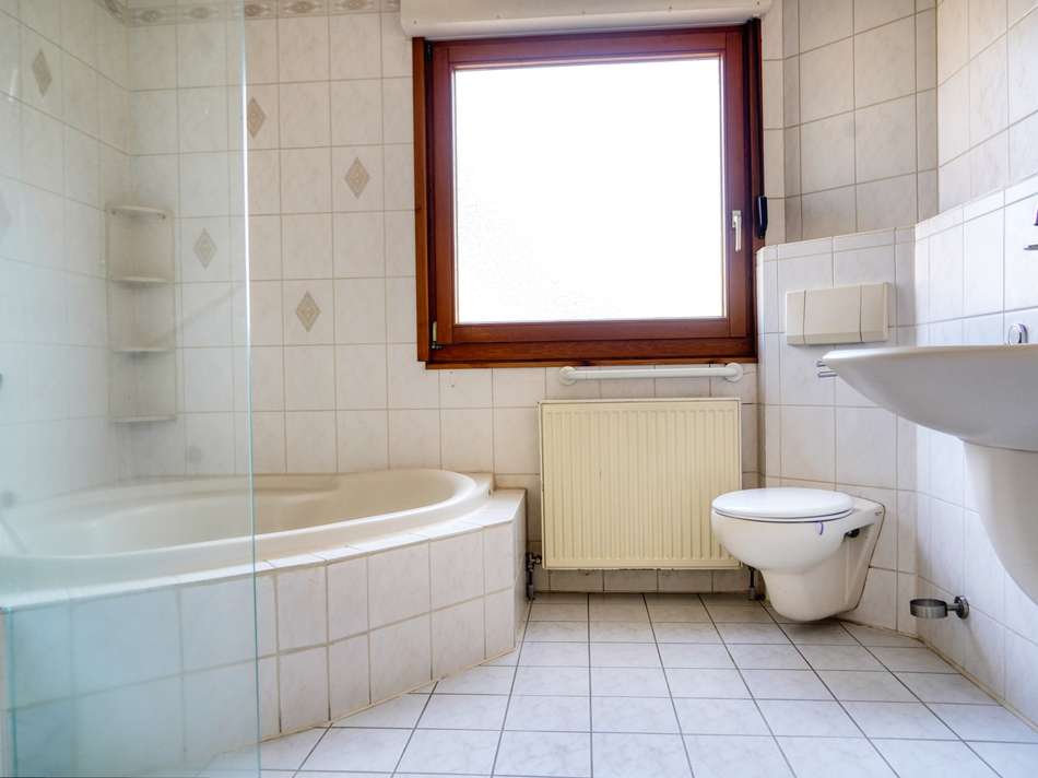 Bad mit Wanne und Dusche