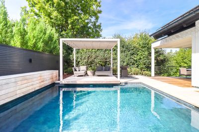 Maximaler Luxus: Möblierte Villa mit Pool in absolut ruhiger Bestlage