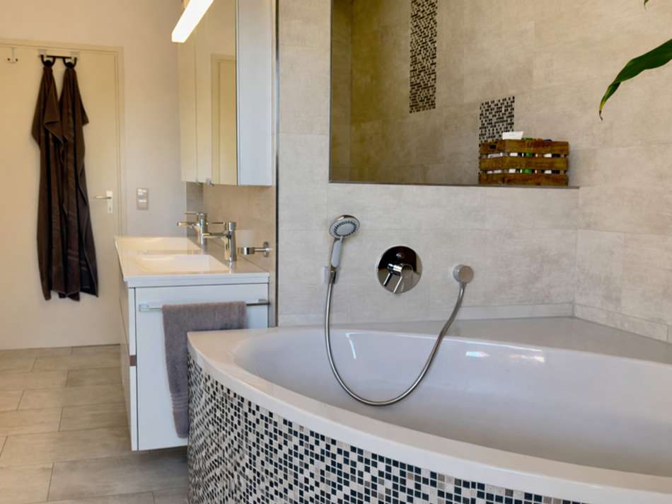Bad mit Dusche und Badewanne u