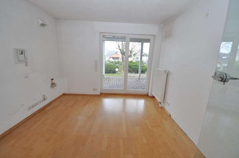 Immobilie in Bodman-Ludwigshafen - Großzügiges Einfamilienhaus mit Indoor-Pool und schönem Garten in Bodman - Teilseesicht - frei  - Bild 4