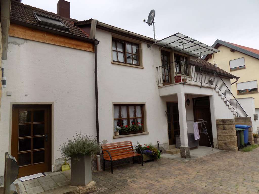 Immobilie in Weisenheim am Sand - Gelegenheit!  Neuwertiges 1-FH mit gr. Halle  im EG + separates Vorderhaus mit 2 ELW - Bild 1