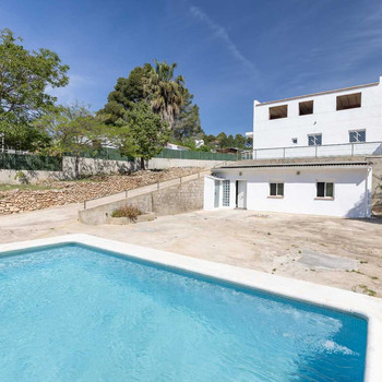 Chalet in Turís, Urbanización Altury, mit einem Grundstück von 1.117 m², Pool und zwei unabhängigen 