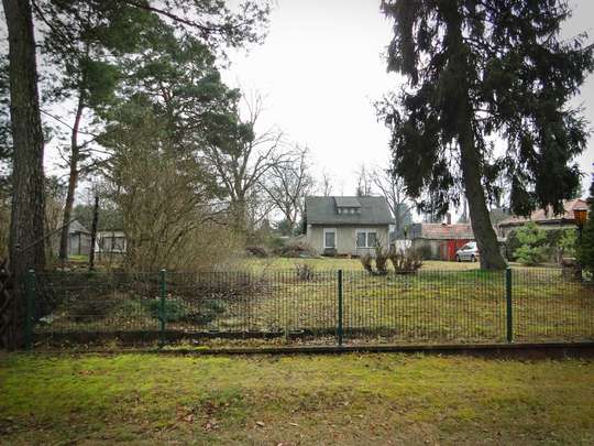 Voll erschlossenes Baugrundstück mit Gartenhaus am Südrand von Berlin - Bild 2