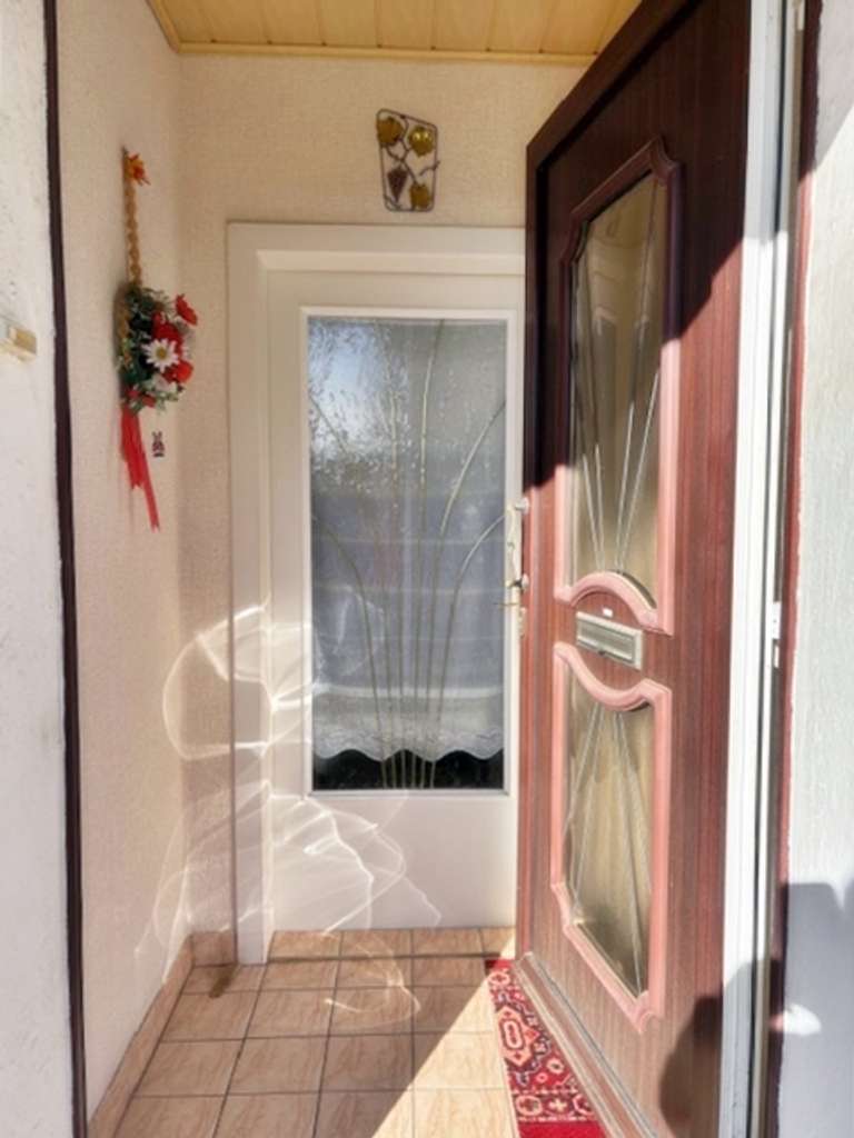 Immobilie in Braunsbedra - Charmantes Reihenmittelhaus mit Garten, 2 Garagen und Wintergarten in ruhiger Lage von Braunsbedra - Bild 2