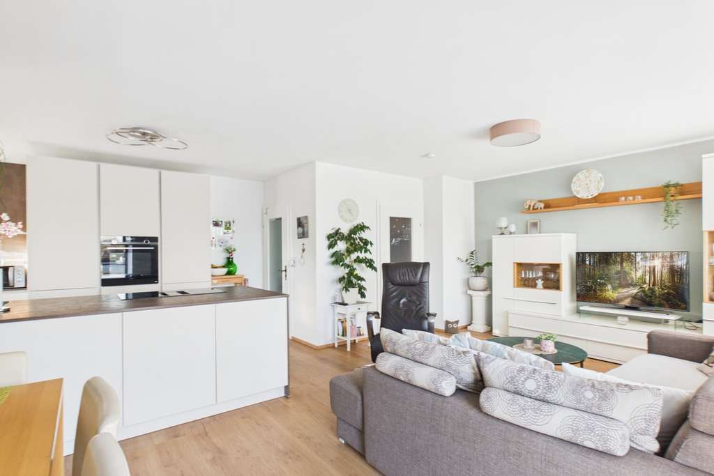 Immobilie in Gablingen - Modernisiertes, energieeffizientes Zweifamilienhaus mit Wintergarten und Pool - Bild 2