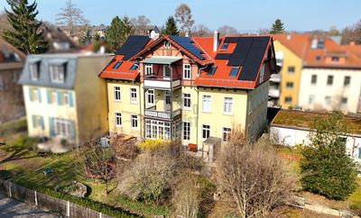 AM PARK: GROSSZÜGIGE ETAGENWOHNUNG MIT PRIVATGARTEN UND BALKON