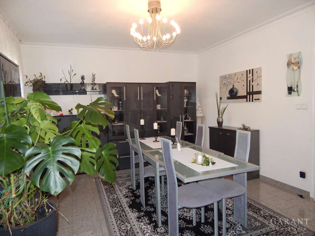 Zweifamilienhaus mit großem Garten und schöner Pergola