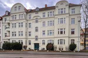 Eindrucksvolle 3-Raum-Altbauwohnung mit Balkon, Einbauküche und Blick auf den Dom 