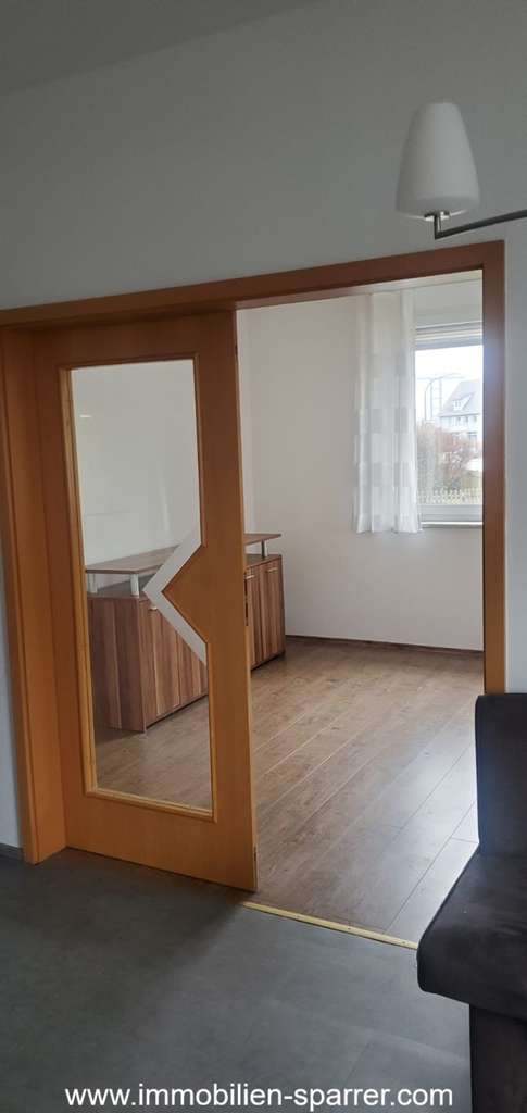 Immobilie in Weiden in der Oberpfalz - Großzügige 4,5-Zimmer-Erdgeschosswohnung mit Stellplatz – ideale Kapitalanlage - Bild 1