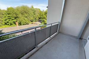 3.OG / Modernes Laminat - frei ab 1.10.26  - Großer Balkon an der Küche – Jahnstraße 39, 9126 Lutherviertel, Chemnitz – Vorschaubild 2