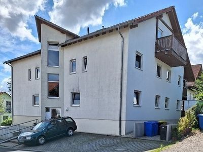 Schöne große Dachgeschoßwohnung in ruhiger Siedlungslage mit Pkw-Stellplatz