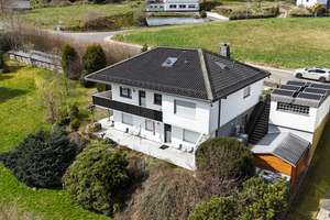 Nachhaltig Wohnen: Autarkes & hochwertiges Wohnhaus mit Einliegerwohnung und Weitblick – Die vollständige Adresse der Immobilie erhältst du vom Anbieter., 53940 Hellenthal – Vorschaubild 1
