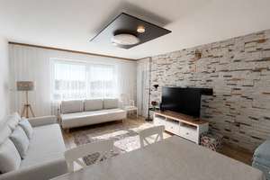 Lichtdurchflutete 3-Zimmer-Wohnung mit 
Balkon, Garage und Aufzug in D’dorf-Lichtenbroich