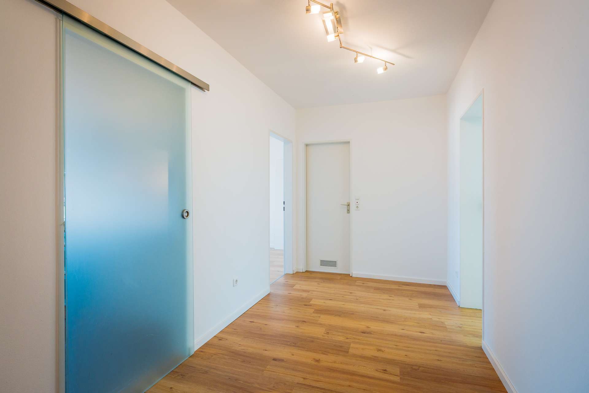 Immobilie in Altdorf - Modern renovierte 2 -Zimmer-Wohnung mit Südbalkon, moderner Einbauküche und Tiefgarage !!! - Bild 4