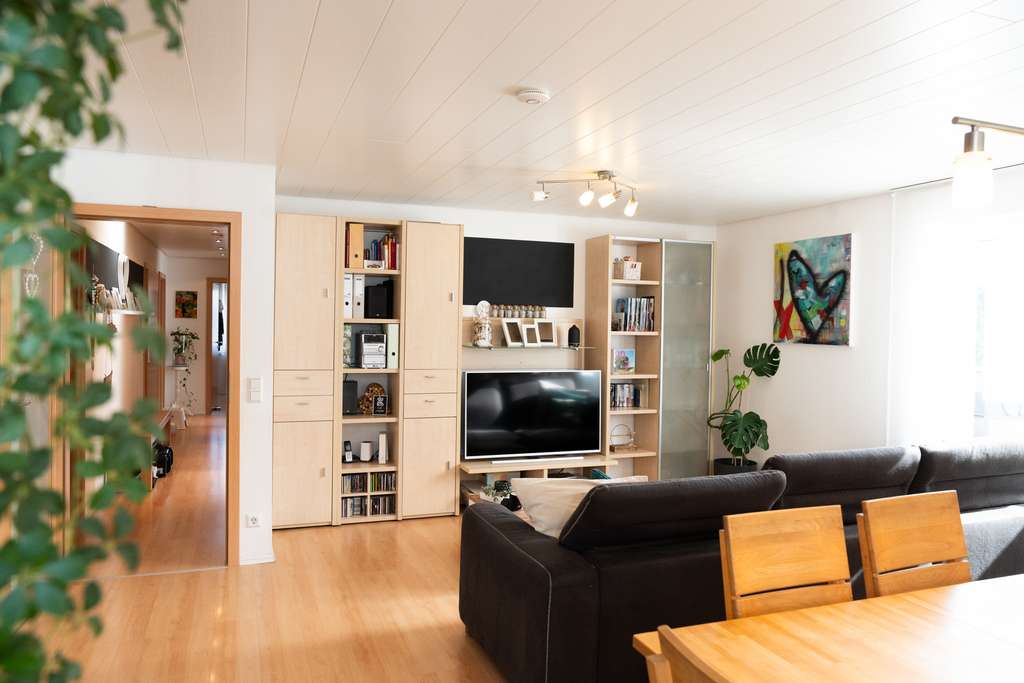 Immobilie in Oberriexingen - Wohnen im Grünen: Barrierefreie 4,5-Zimmer-Gartenwohnung mit 2 Terrassen - Bild 2