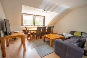 Helle 70 m² Dachgeschosswohnung mit Wannenbad in ruhiger Wohnlage