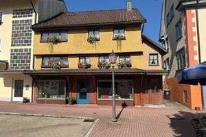 Tradition trifft Funktion – Wohn- und Geschäftshaus in zentraler Lage von Vöhrenbach! – Die vollständige Adresse der Immobilie erhältst du vom Anbieter., 78147 Vöhrenbach – Vorschaubild 2