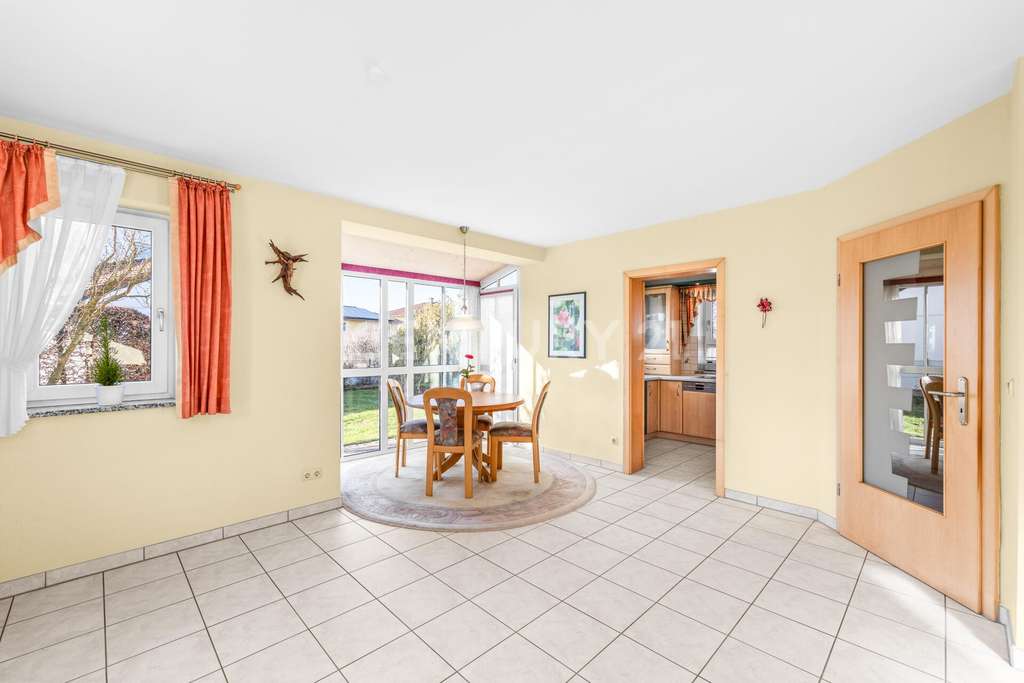 Immobilie in Tacherting - Sehr gepflegtes Einfamilienhaus mit großzügigem Garten in ruhiger Siedlungslage in Tacherting - Bild 3