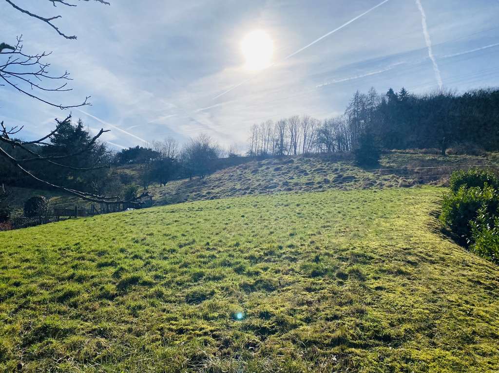Seltene Gelegenheit: Sonniges Baugrundstück in Bestlage von Haibach – mit malerischem Fernblick!