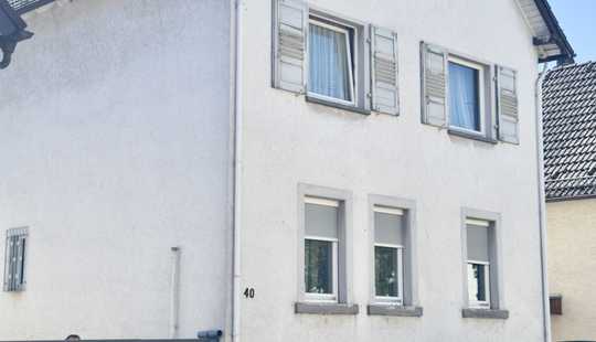 Bild von Renovierungsbedürftiges Mehrgenerationenhaus mit 8-Zimmern und Garage in Langen (Hessen)