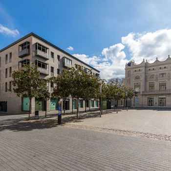 Wohnen Sie im Zentrum von Figueres mit Geräumigkeit, Licht und allen Annehmlichkeiten.